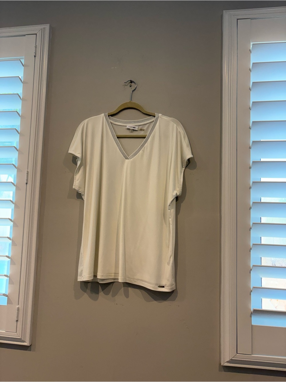 Calvin Klein Women's Ivory V-Neck Short Sleeve Tee